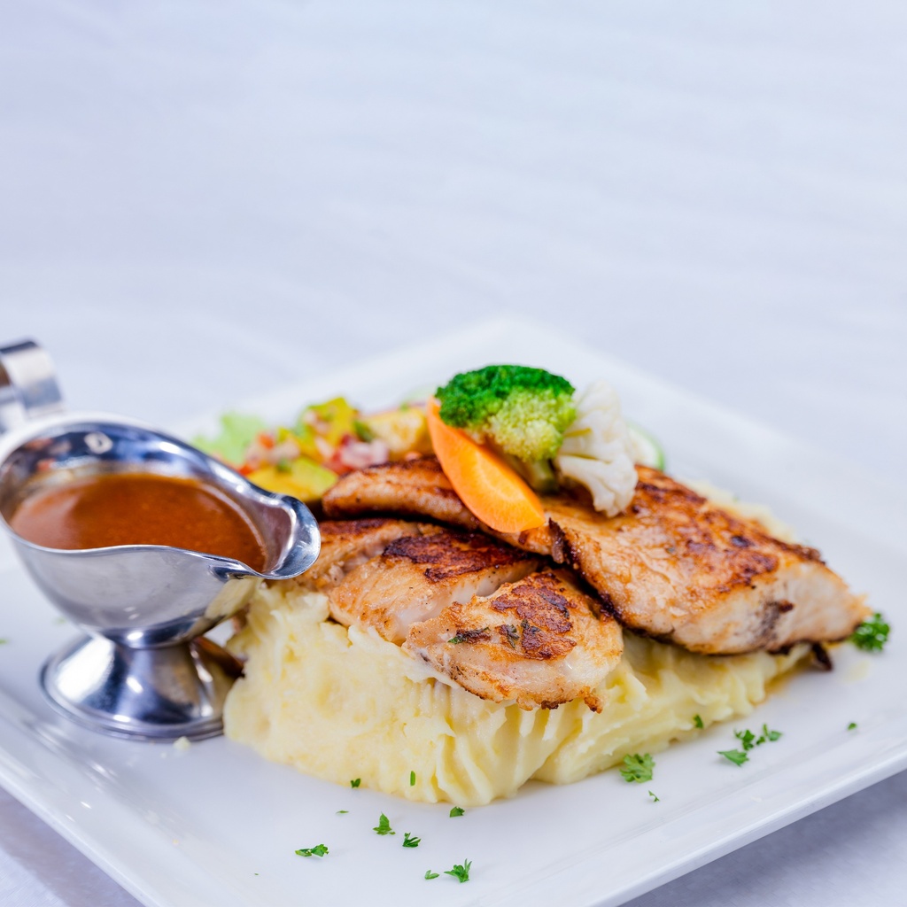 GRILLED FISH FILLET WITH MASHED POTATOES 