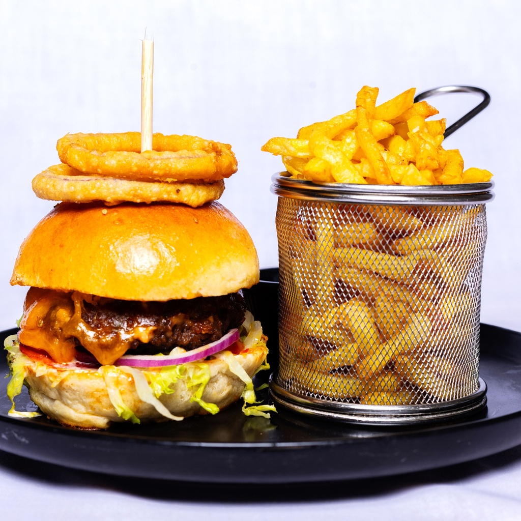 BURGER - GRILLED BEEF BURGER WITH CHIPS